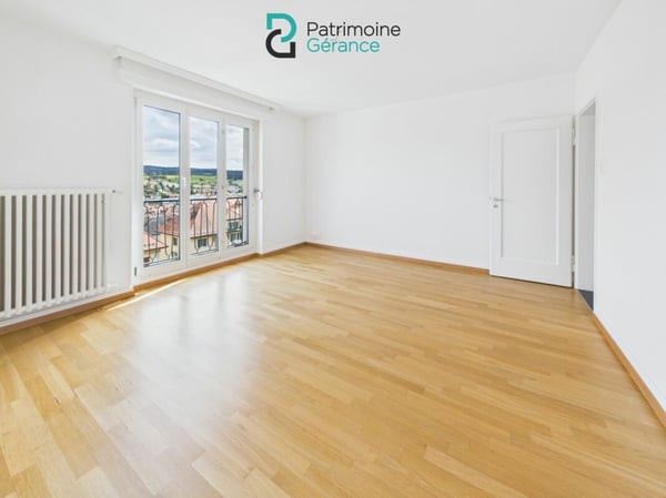 Spacieux ! Appartement de 3.0 pièces avec vue sur la ville 3