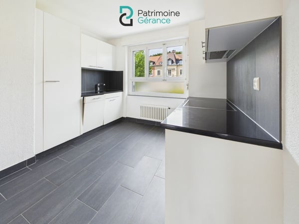 Spacieux ! Appartement de 3.0 pièces avec vue sur la ville 2