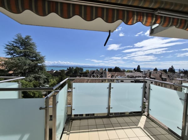 Studio rénové avec encadrement et vue sur le lac au 3ème étage 8