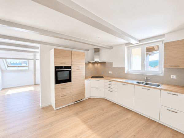APPARTEMENT DE 4.5 PIÈCES ENTIÈREMENT RÉNOVÉ AVEC TERRASSE ET VUE SUR LA VALLÉE