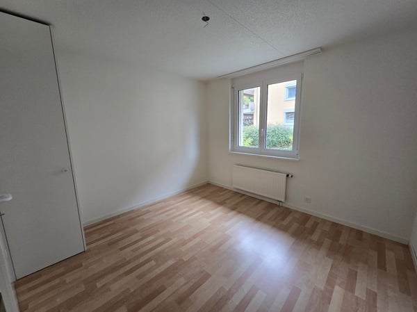 Spacieux appartement de 5 pièces avec balcons à Travers 10