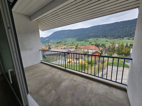 Spacieux appartement de 5 pièces avec balcons à Travers 4