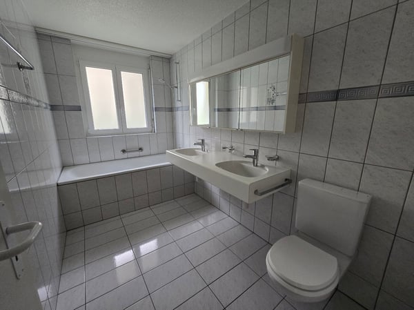 Spacieux appartement de 5 pièces avec balcons à Travers 13