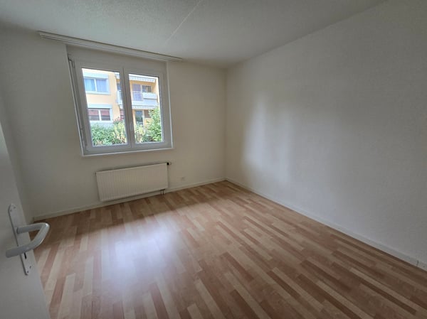 Spacieux appartement de 5 pièces avec balcons à Travers 9