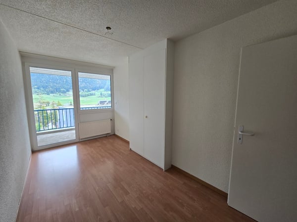 Spacieux appartement de 5 pièces avec balcons à Travers 8