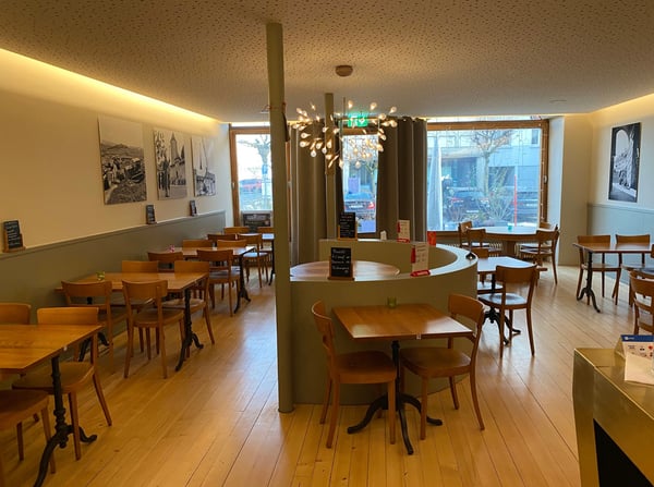 Restaurant rénové avec terrasse, en face de l'entrée du château 5