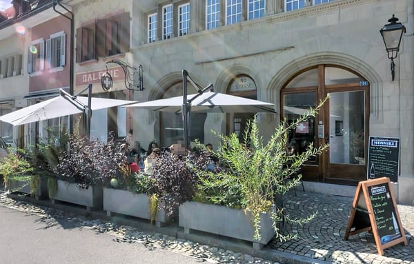 Restaurant rénové avec terrasse, en face de l'entrée du château 1