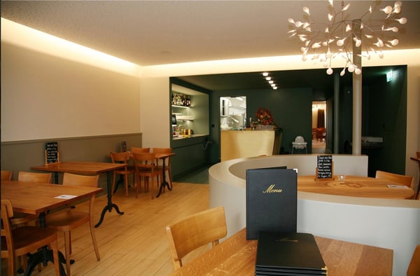 Restaurant rénové avec terrasse, en face de l'entrée du château 2