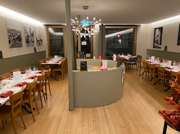 Restaurant rénové avec terrasse, en face de l'entrée du château 4