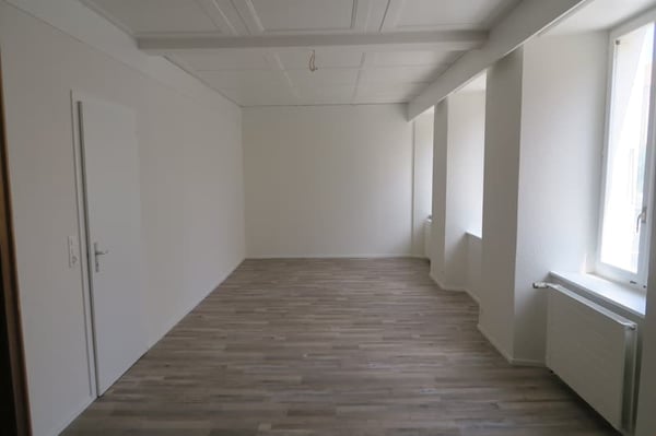 Bel appartement de 4 pièces en plein centre du Locle 2