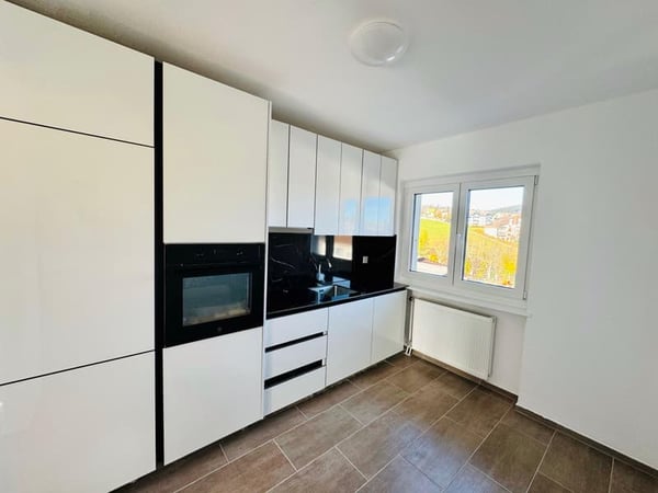 Appartement 2.5 pièces moderne à Tavannes avec vue 1