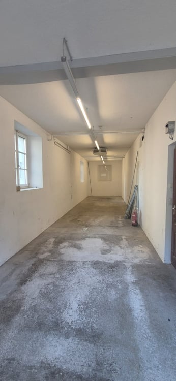 Local commercial avec espace de stockage à louer – Le Locle 1