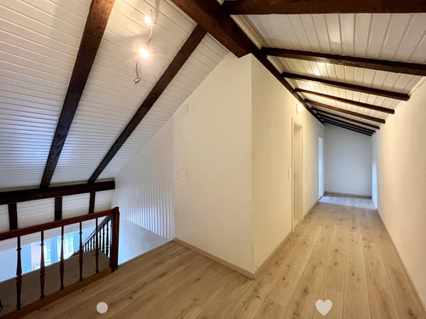 TOP Helle, ruhige Duplex-Dachwohnung 3..5 Zimmer mit Balkon