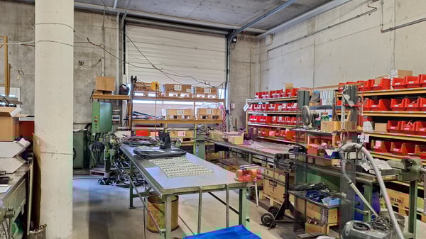 Grosszügige Lagerfläche in Port mit einer Raumhöhe von 4.30 m 5