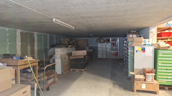 Grosszügige Lagerfläche in Port mit einer Raumhöhe von 4.30 m 6