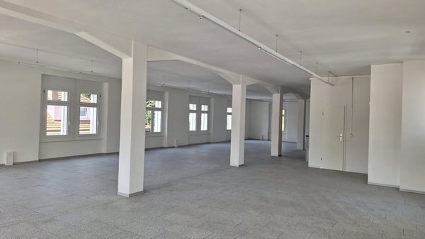 Moderne Gewerberäume mit Balkon in Nidau 4