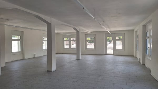 Moderne Gewerberäume mit Balkon in Nidau 3