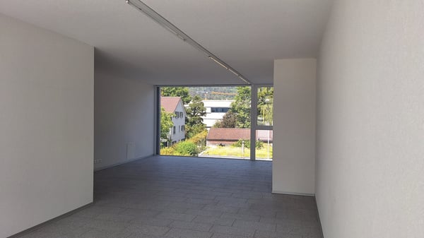 Moderne Gewerberäume mit Balkon in Nidau 2