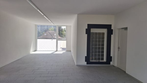 Moderne Gewerberäume mit Balkon in Nidau 7