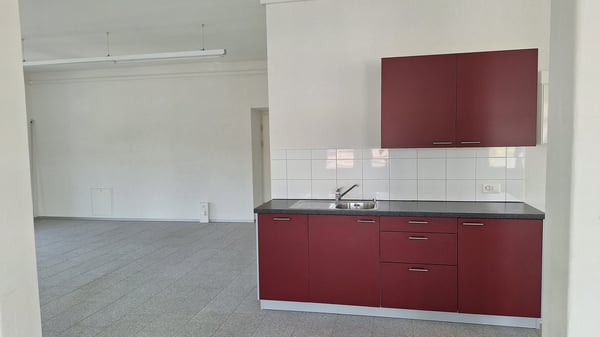 Moderne Gewerberäume mit Balkon in Nidau 8