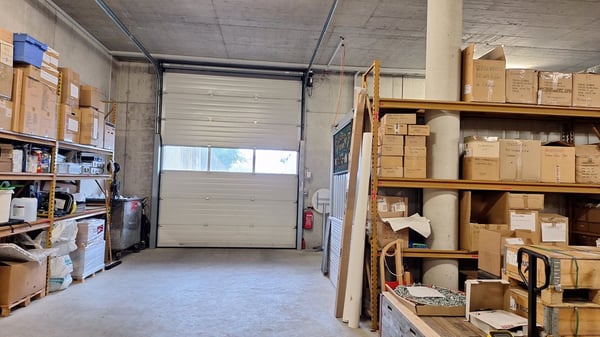 Grosszügige Lagerfläche in Port mit einer Raumhöhe von 4.30 m 3