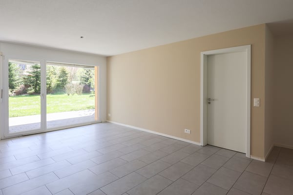 Familienfreundliche 4.5-Zimmerwohnung im Erdgeschoss mit Sitzplatz und zwei Badezimmern 2