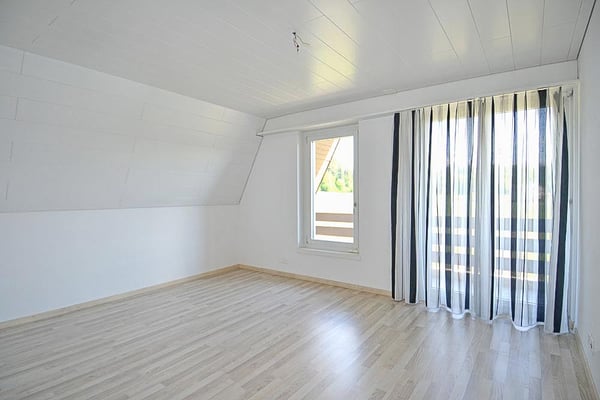 Freistehendes 5.5 Zimmer-Haus mit gepflegter Umgebung und Weitsicht 9