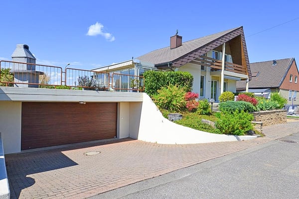 Freistehendes 5.5 Zimmer-Haus mit gepflegter Umgebung und Weitsicht 1