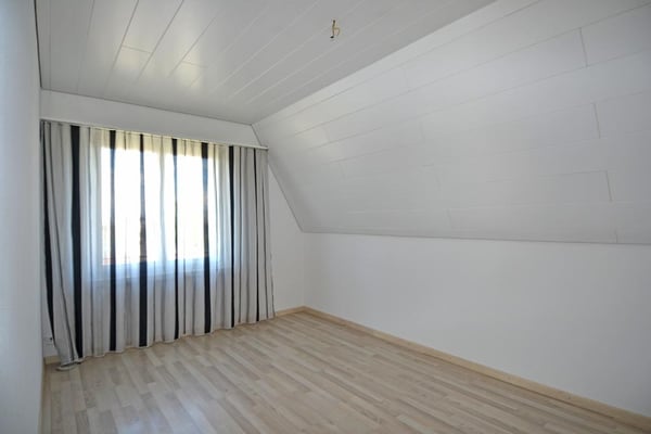 Freistehendes 5.5 Zimmer-Haus mit gepflegter Umgebung und Weitsicht 8