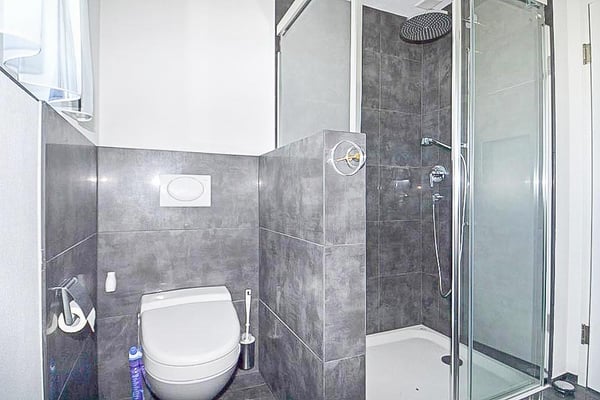 Freistehendes 5.5 Zimmer-Haus mit gepflegter Umgebung und Weitsicht 11