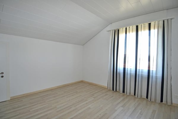 Freistehendes 5.5 Zimmer-Haus mit gepflegter Umgebung und Weitsicht 7