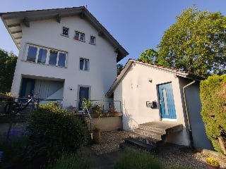 Charmante 2.5-Zimmer-Dépendence-Wohnung in ruhiger Lage in Sugiez 4