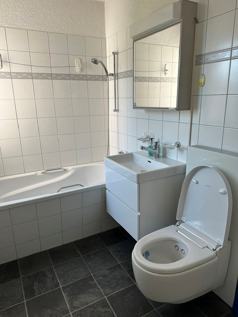 Schöne 4.5-Zimmer-Wohnung mit 2 Balkonen, Keller und Einstellhallenplatz 15
