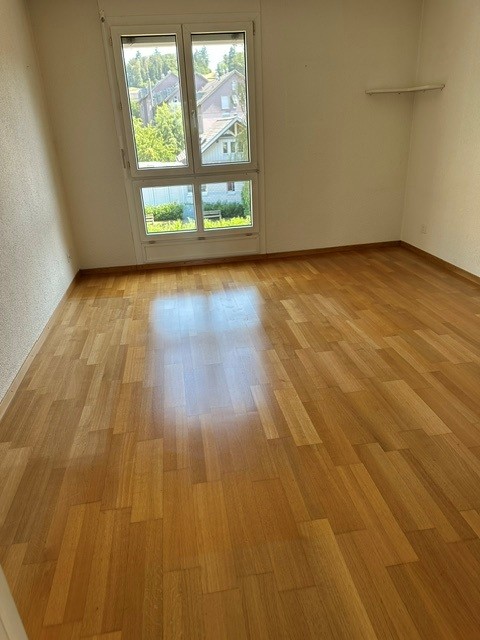 Schöne 4.5-Zimmer-Wohnung mit 2 Balkonen, Keller und Einstellhallenplatz 12