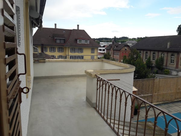 Charmante 4.5-Zimmer-Wohnung im Altbau mit Balkon 2