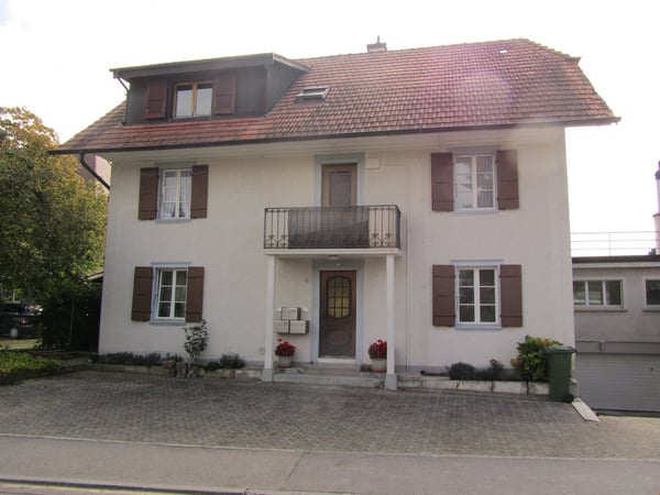 Renovierte 2.5-Zimmer-Dachwohnung mit Seeblick in Murten 1
