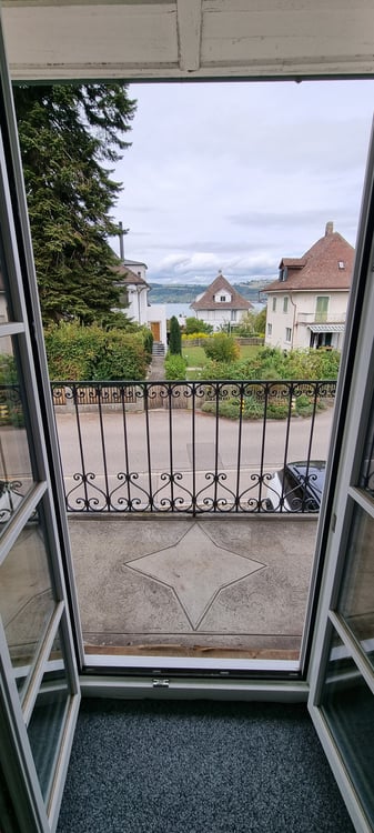 Renovierte 2.5-Zimmer-Dachwohnung mit Seeblick in Murten 10