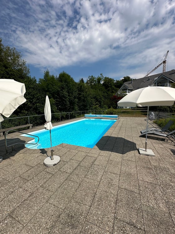 Traumhafte 2.5-Zimmer-Wohnung mit Pool und vielen Pluspunkten 1