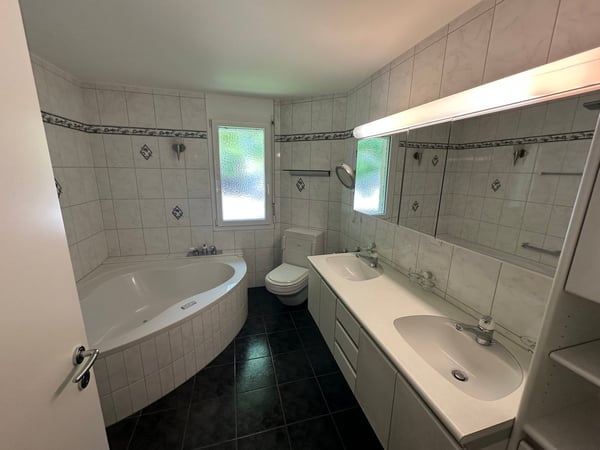 Traumhafte 2.5-Zimmer-Wohnung mit Pool und vielen Pluspunkten 12