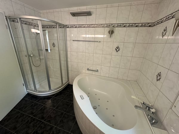 Traumhafte 2.5-Zimmer-Wohnung mit Pool und vielen Pluspunkten 13