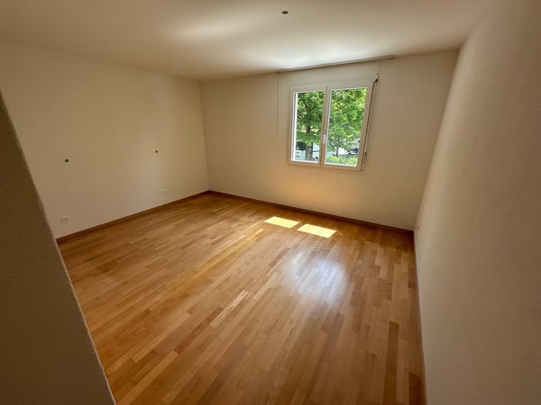 Traumhafte 2.5-Zimmer-Wohnung mit Pool und vielen Pluspunkten 15