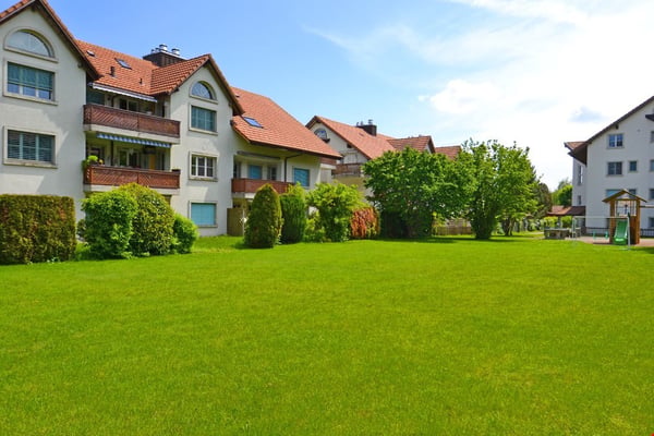 Helle 4.5-Zimmer-Wohnung mit Balkon und Cheminée in Boswil