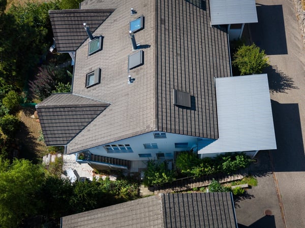 Wohnen mit Weitblick: Grosszügiges 5.5-Zimmer-Doppel-Einfamilienhaus mit Garten 2
