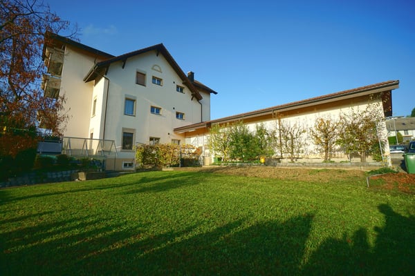 Mehrfamilienhaus mit 4 Wohnungen inkl. 7 Garagen und 6 Aussenparkplätzen 2