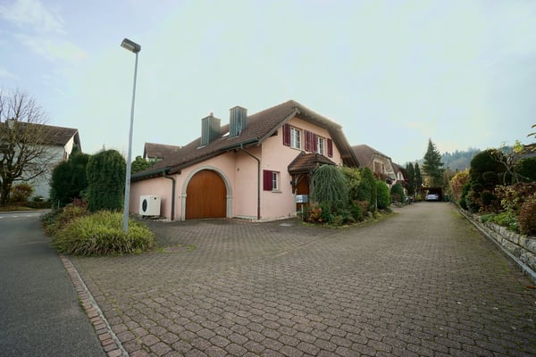 Gepflegtes 1.5-Zimmer-Einfamilienhaus mit Biotop, schönem Garten und hohem Wohnkomfort 2