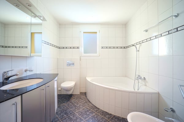Schöne 5.5-Zimmerwohnung im 1. OG mit Balkon, Kellerabteil und zwei Parkplätzen 10
