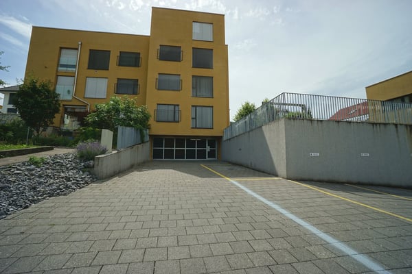 Moderne 4.5-Zimmerwohnung im 2. OG mit Loggia, zwei Parkplätze und Kellerabteil 12