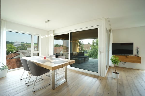 Moderne 4.5-Zimmerwohnung im 2. OG mit Loggia, zwei Parkplätze und Kellerabteil 4