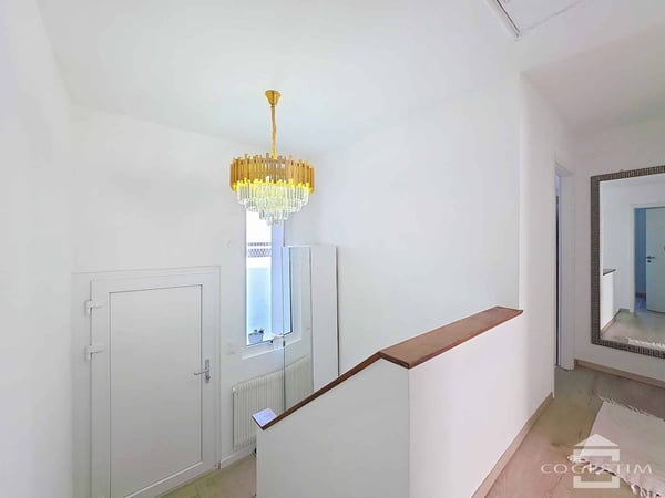 Villa individuelle rénovée avec vaste parcelle et vue dégagée 5