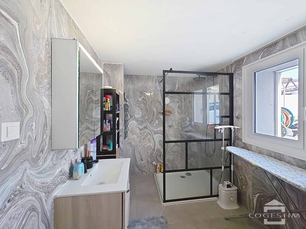 Villa individuelle rénovée avec vaste parcelle et vue dégagée 10